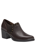 Elegante zapato marrón de cuero con tachas y taco cómodo, combina moda y funcionalidad en un diseño versátil.