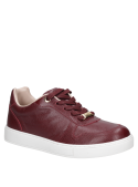 zapatilla de cuero burdeo para mujer, estilo urbano, con cordones planos y ojales metálicos, ideal para uso diario elegante.