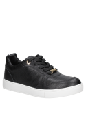 Zapatilla urbana negra de cuero para mujer, diseño minimalista, corte bajo, cordones planos y ojales metálicos.