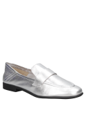 Zapato de mujer en color plata, tipo mocasín de charol, con lengüeta y tira decorativa, ideal para uso diario en la ciudad.
