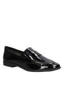 Zapato de cuero negro para mujer, estilo mocasín clásico sin cordones, con lengüeta y tira decorativa.