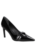 Elegante zapato de charol negro para mujer, con taco alto y acabado brillante, perfecto para ocasiones nocturnas.