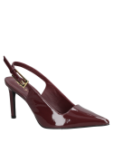 Zapato de charol burdeos para mujer con taco aguja y puntera puntiaguda, ideal para eventos formales.