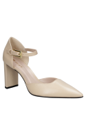 Elegante zapato de cuero beige, diseño moderno con punta en pico y correa ajustable, estabilidad y soporte garantizados.