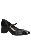 Cuero negro con textura visible en zapato casual Mary Jane para mujer, correa ajustable y taco cómodo.