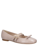 Zapato tipo ballerina rosado de cuero para mujer, diseño casual con correa decorativa y hebillas sobre el empeine.