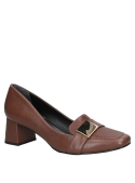 Zapato casual de cuero café para mujer, estilo mocasín con adorno metálico, ideal para uso diario.