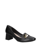 Calzado de mujer en cuero negro, estilo mocasín con adorno metálico, versátil para eventos formales y casuales.