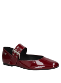 Zapato de charol burdeos para mujer con diseño tipo bailarina, correa ajustable y hebilla metálica sobre el empeine.