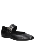 Zapato tipo bailarina de charol negro, diseño clásico con correa en el empeine, proporcionando estabilidad y confort.