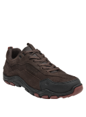 Zapatilla de cuero café para hombre, ideal para outdoor, diseño robusto y aventurero, caña baja para movilidad.