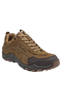 zapatilla camel de cuero para hombre con lengüeta acolchada, asegurando comodidad en largas caminatas al aire libre.