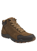 Botín masculino de cuero café, estilo outdoor, caña alta, cordones entrelazados y suela antideslizante.