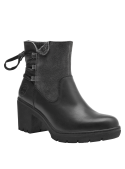 Botín casual negro de cuero para mujer, con diseño decorativo y funcional, combinando elegancia y practicidad.