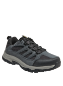Zapatilla outdoor gris reforzada, ofrece estabilidad y protección para actividades al aire libre, estilo versátil.