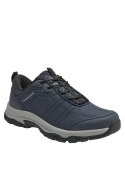zapatilla azul outdoor para hombre con diseño versátil y funcional, combinable con pantalones cargo o jeans.