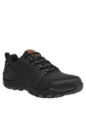 Zapatilla negra versátil, combinable con jeans o ropa deportiva, perfecta para caminatas en terrenos irregulares.