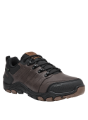 zapatilla marrón de hombre con líneas laterales dinámicas, combinando estilo moderno y funcionalidad.