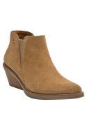 Botín camel de mujer casual con diseño elegante, material gamuza, altura y estabilidad para la ciudad.