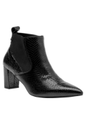 Botín Chelsea negro de cuero para mujer con acabado reptil, tacón cuadrado medio y punta afilada, estilo urbano sofisticado.