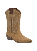 Bota vaquera de cuero camel para mujer con bordado decorativo en la caña alta, ideal para un estilo rústico y elegante.