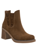 Botín Chelsea de cuero café para mujer, diseño boho-chic con caña hasta el tobillo y detalle trenzado en los laterales.