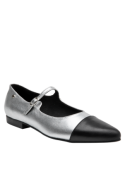 Zapato Mary Jane de cuero plata, casual y vintage, con hebilla en el empeine para un toque nostálgico.