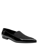 Zapato de cuero negro para mujer, estilo mocasín casual con costuras elegantes y detalle metálico moderno.