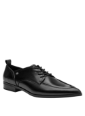 Zapato oxford de mujer en cuero negro, diseño clásico con cordones, ideal para un look casual chic y eventos formales.