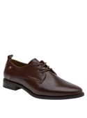 Zapato oxford de cuero marrón para mujer con diseño clásico y cordones, ideal para ocasiones formales y de oficina.