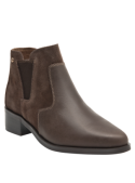 Botín Chelsea de cuero marrón para mujer con diseño elegante sin cordones, elástico lateral y puntera ligeramente afilada.
