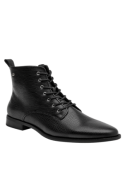 Botín negro de cuero para mujer con textura reptil, elegante y sofisticado, ideal para look casual o formal.