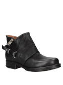 Botín casual de cuero negro para mujer con diseño contemporáneo, cierre metálico y correa lateral con hebilla.