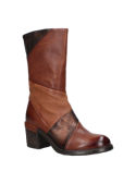 Bota de cuero camel para mujer, con diseño de paneles asimétricos que ofrece un estilo casual y moderno.