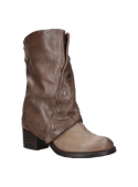 Bota de cuero taupe para mujer con diseño de tachas, ideal para invierno, combina estilo rústico y moderno.