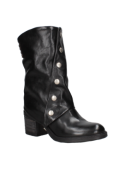 Bota negra de cuero para mujer con tachas, diseño holgado y abotonado lateral, ideal para un look invernal.