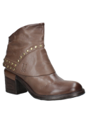 Botín taupe de cuero para mujer con tachas decorativas, ideal para un estilo casual sofisticado y uso diario.