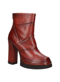 Botín de cuero café para mujer, destaca por su diseño moderno con tacón alto y ancho, ideal para un look casual sofisticado.
