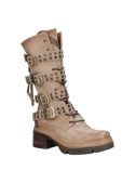 Bota de cuero taupe estilo militar para mujer con correas ajustables y hebillas visibles, combinando moda y funcionalidad.