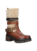 Bota de cuero café para mujer con tachas y hebillas, ideal para otoño e invierno por su estilo moderno y rústico.