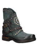 Botín verde de cuero con tachas metálicas, estilo bohemio y rockero, ideal para destacar con un toque rústico y elegante.