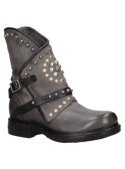 Botín gris de cuero para mujer con tachas metálicas, estilo bohemio-rockero, ideal para destacar con un toque rebelde.