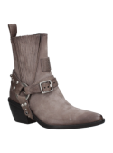 Botín taupe de cuero para mujer con tachas metálicas y cinturón con hebilla, mezcla de estilo vaquero y moderno.