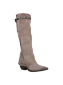 Bota de cuero taupe con tachas y hebilla metálica, ideal para mujer, combina elegancia y funcionalidad.