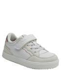 zapatilla blanca casual de niña, combina cuero sintético y gamuza para durabilidad, adecuada para actividades ligeras.