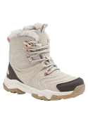 Bota beige decorada en el costado, combinando estética y funcionalidad sin comprometer su diseño robusto.