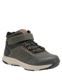 Calzado verde con suela gruesa y relieves, mejora la tracción en diversas superficies, perfecto para trekking.