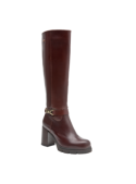 Bota de cuero café para mujer, caña alta y diseño liso, con amarriqueta decorativa y hebilla dorada en el empeine.