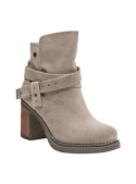 Calzado boho-chic de cuero taupe para mujer, botín con correa doble y tacón robusto, adaptable a estilos relajados.