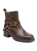 Botín de cuero café para mujer, diseño robusto y moderno, con cinturón decorativo y hebilla metálica, estilo casual.